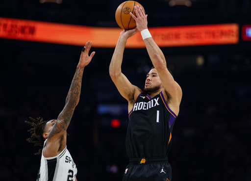 Booker anota 28 y Wembanyama tiene una mala noche; Suns vencen 130