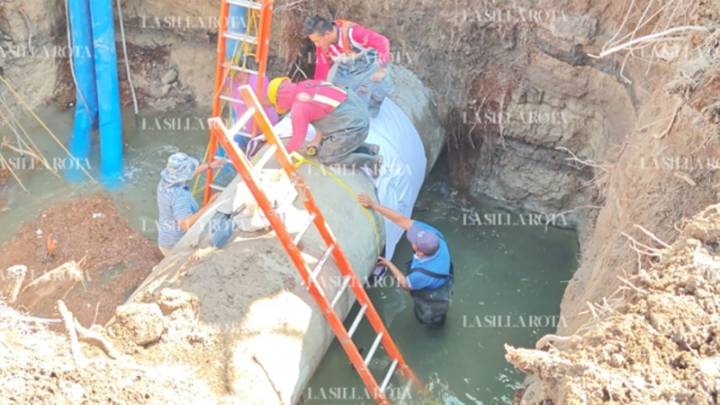 Fuga de agua por socavón en Iztapalapa encharca la unidad Vicente Guerrero