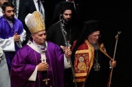 El papa lamenta «el uso de la religión para justificar las guerras», en misa en Estambul