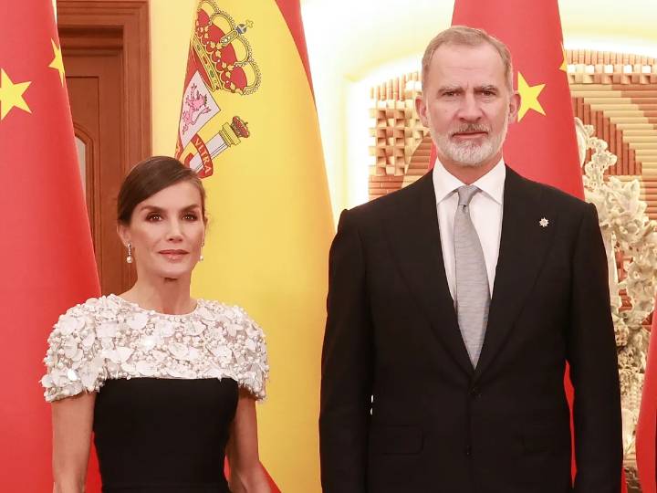 La Reina Letizia vuelve a confiar en una de sus firmas favoritas y rescata un lujoso diseño con cuerpo de perlas de Carolina Herrera