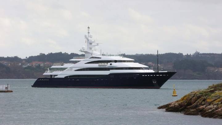 El superyate de 80 metros de eslora de un magnate estadounidense recala en el puerto de A Coruña