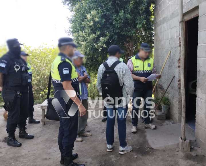 Alberdi: La policía allanó domicilios en busca de 6 pares de zapatillas y una bici robadas