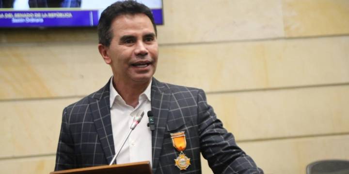 Jhonny Rivera fue condecorado con la Orden del Congreso por su aporte a la música popular