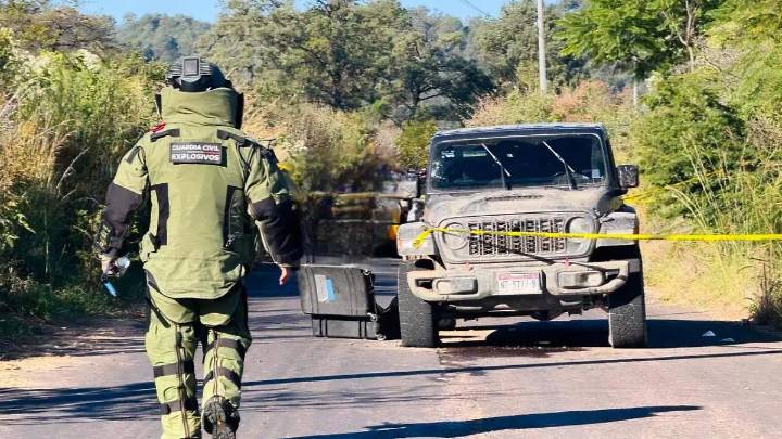 Abandonan artefactos explosivos al interior de una camioneta en Madero