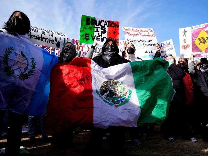 El 70% de los latinos da la espalda a Trump, en medio de una creciente angustia por las redadas de ICE y el costo de vida en EEUU