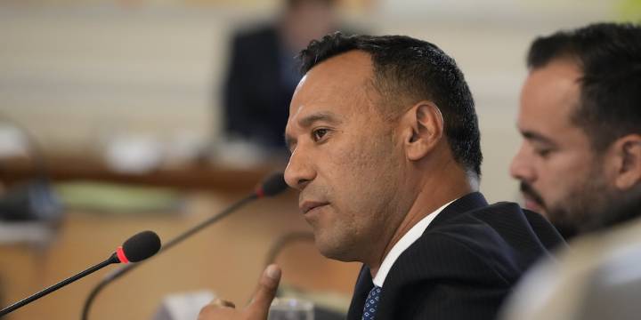 Ministro de Defensa descartó relevo inmediato del general Miguel Huertas, salpicado en los archivos revelados de “Calarcá”