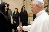Laura Pausini le regala una canción inédita a León XIV en un encuentro en el Vaticano