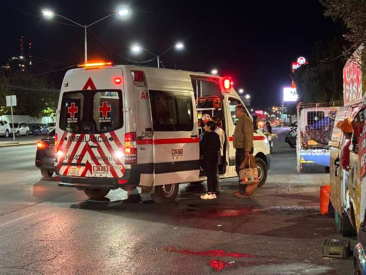 Mujer es atropellada en cruce peatonal frente a parque familia