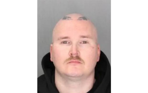 Cae canadiense acusado de atraer a menor en línea