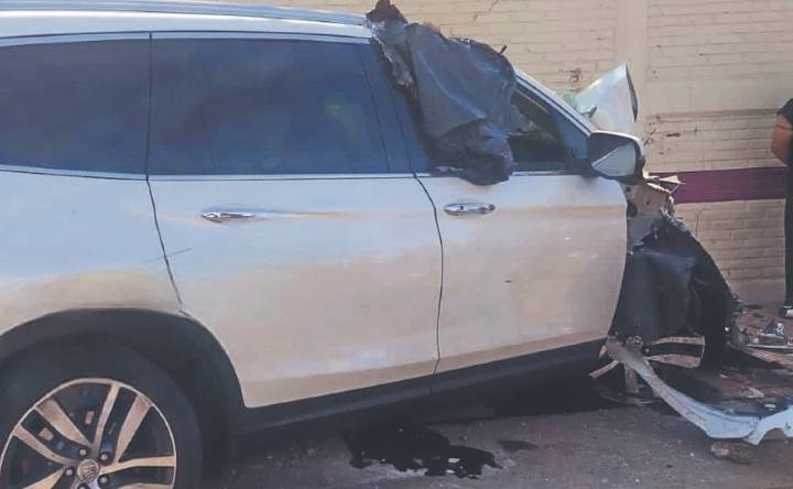 Hombre se estampa contra una primaria en Iztapalapa y muere en brutal accidente