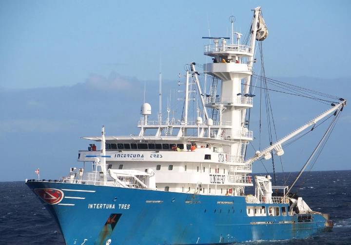 Un atunero vasco repele a tiros un ataque pirata