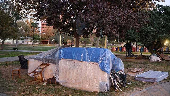 El número de personas sin hogar del Parque Bruil baja tras el nuevo recuento de Cruz Roja