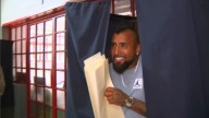 El "impasse" de Arturo Vidal en local de votación en San Joaquín: Salió con los votos abiertos y tuvieron que ayudarlo