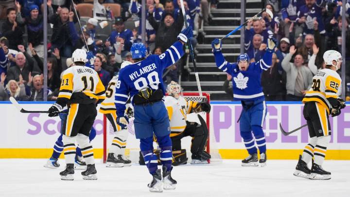 Maple Leafs score 4 straight in 3rd, rally past Penguins