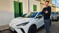 Pau Carbonell, joven con coche eléctrico: “Es una inversión a largo plazo, se pueden ahorrar unos 1.000 euros al año”