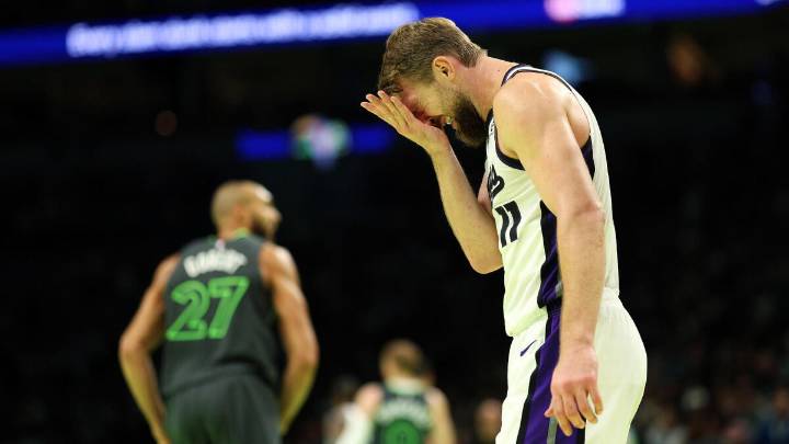 Domantas Sabonis injury: Kings center hurts knee, will be out at least 3