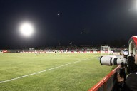 En Palestino celebran las nuevas luminarias del Municipal de La Cisterna: “Es una inversión que le hace bien al fútbol”