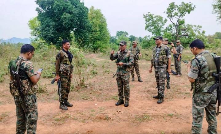 Maoist carrying bounty of Rs 5 lakh surrenders in Jharkhand’s Latehar