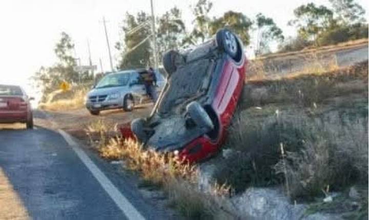 Vuelca auto en la México
