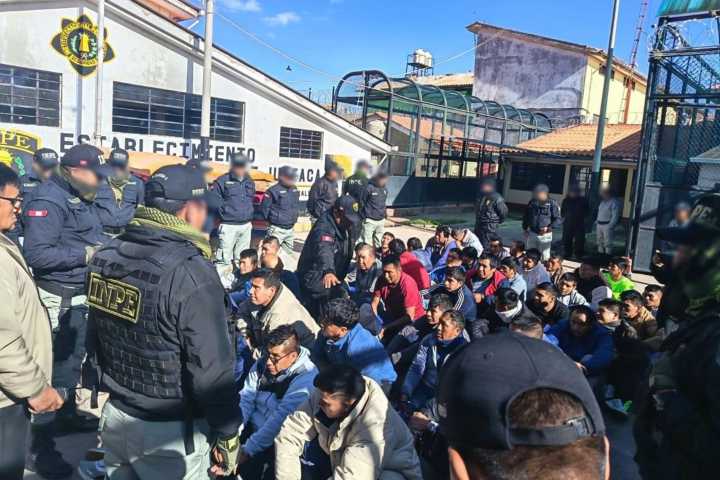 INPE: trasladan a 145 internos del penal de Juliaca como parte de plan de reordenamiento