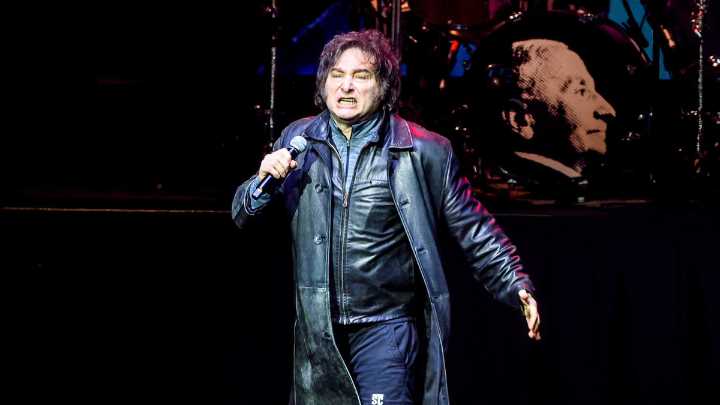 Milei celebró una supuesta invitación de AC/DC a cantar junto a ellos, pero era una fake news