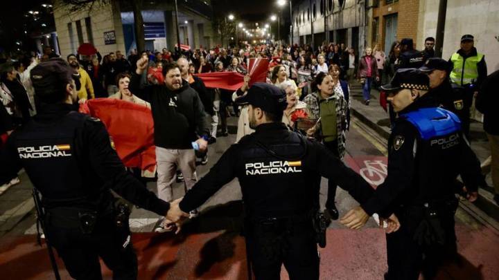 Los trapos rojos bajan a la calle: protesta contra el traslado del Albergue Covadonga al Hogar de San José
