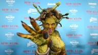 Heidi Klum causa verdadero terror con su disfraz de Medusa en su fiesta anual de Halloween [VIDEO]