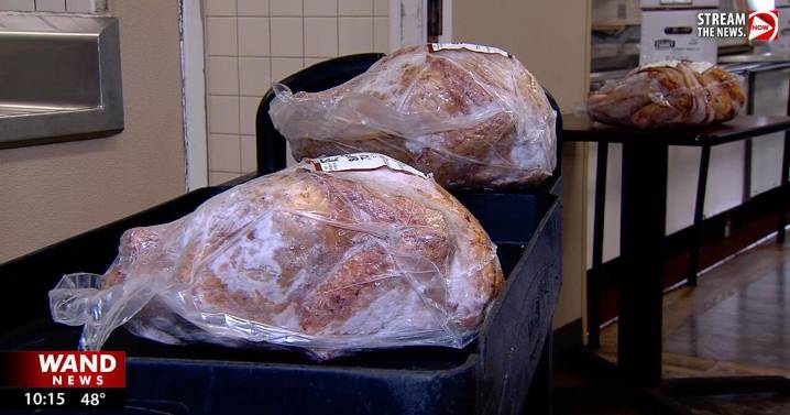 IL Sen. Doris Turner helps support Thanksgiving meal effort at St. John's Breadline