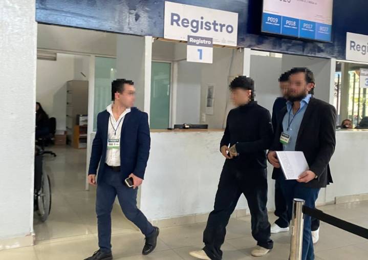 Cantante de corridos tumbados acude a la Fiscalía del Estado de Jalisco para rendir declaración