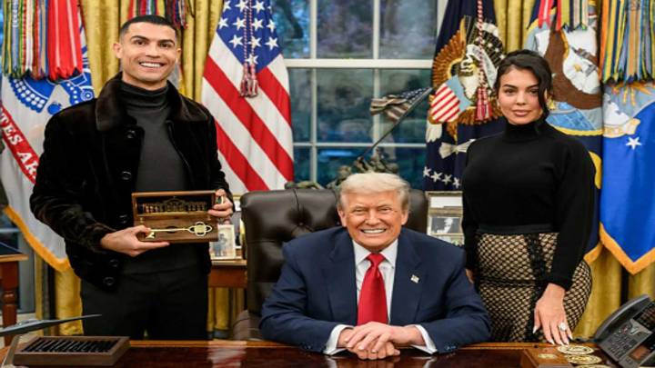 Trump le entrega la llave de oro a Cristiano Ronaldo en la Casa Blanca