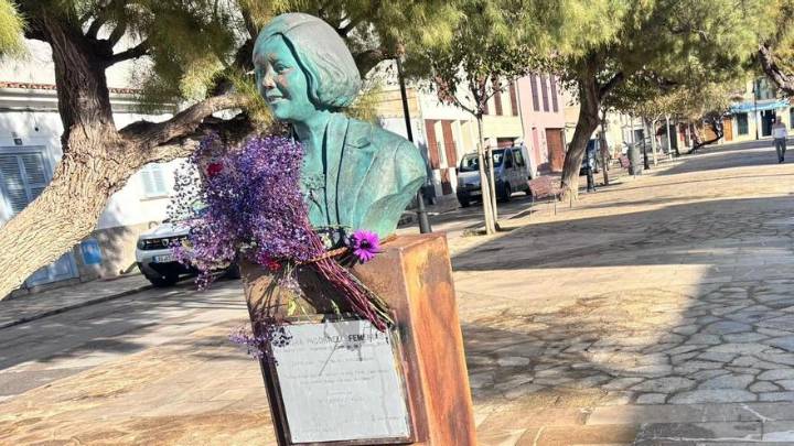 Limpian las esvásticas y la simbología nazi del busto de Aurora Picornell en Palma, que continúa dañado