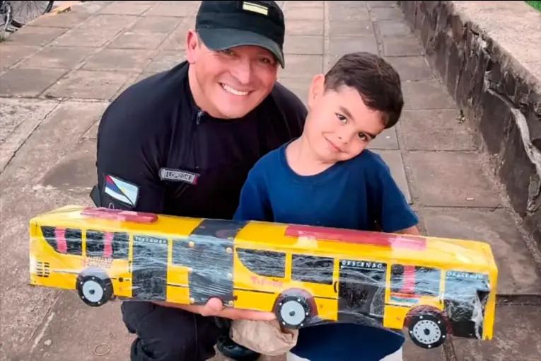 El policía misionero que transforma en su taller, la solidaridad en una tradición comunitaria