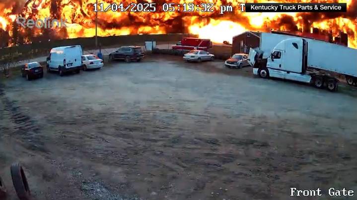 Eyewitnesses recount escaping area near UPS plane crash in Kentucky