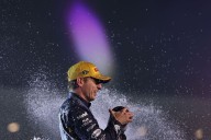 Un final inimaginable. Verstappen agiganta su figura gracias a "la plancha de la discordia" de los McLaren en Las Vegas