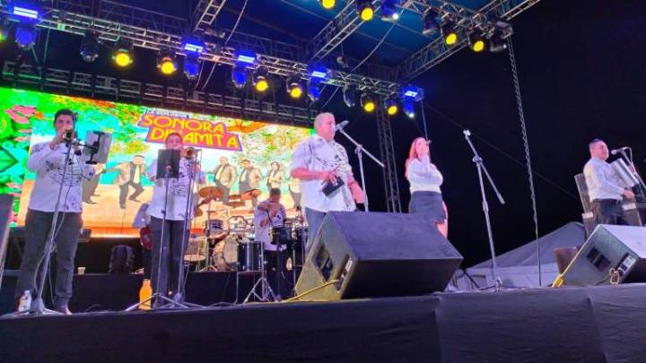 Bailan al ritmo de la cumbia y la banda en el Teatro del Pueblo