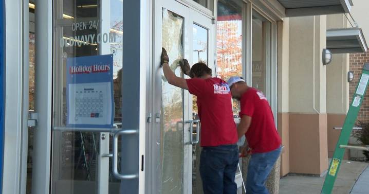 Workers at nearby businesses react to Jefferson City shooting