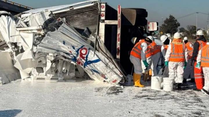 Volcadura de tráiler deja rapiña en CEM: Aprovecharon decenas de personas el accidente para robar la carga