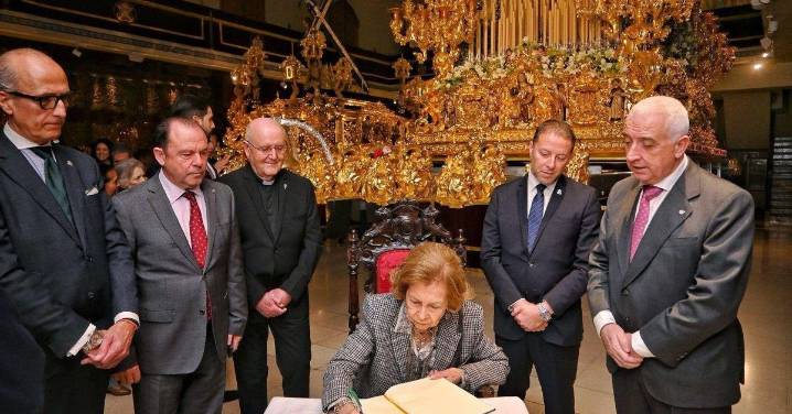 La Esperanza de Málaga nombra Camarera de Honor de la Virgen a la Reina Doña Sofía