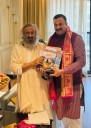 Mahant Rohit Shastri meets Sri Sri Ravi Shankar ji presents Vedic texts and shares details of the Trust’s activities