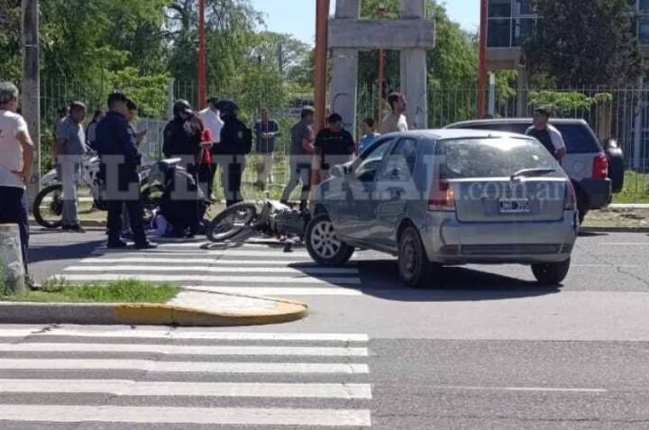 Violento choque en plena Belgrano: un automóvil giró en "U" dejó a una motociclista hospitalizada