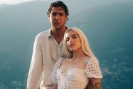 ¡Elena Rose y Beto Montenegro deslumbran al público con un romántico beso en plena actuación!