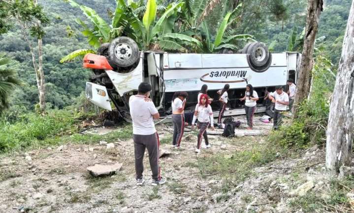 Vuelca autobús en el que viajaban estudiantes; una muere
