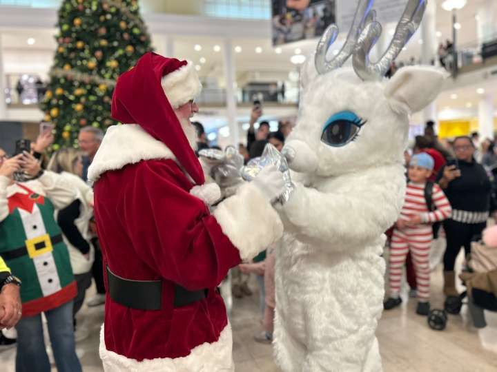 ‘He’s really here!’: Santa’s arrival at Staten Island Mall marked with magical greetings