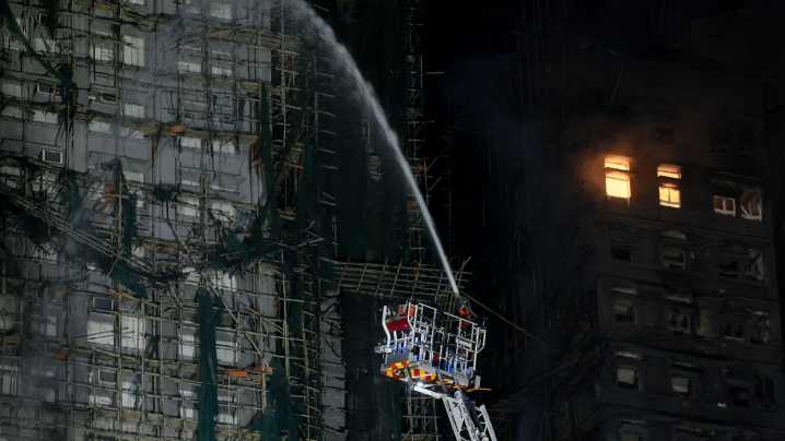 Controlado el incendio en el complejo residencial de Hong Kong, que ya deja 65 muertos y numerosos desaparecidos