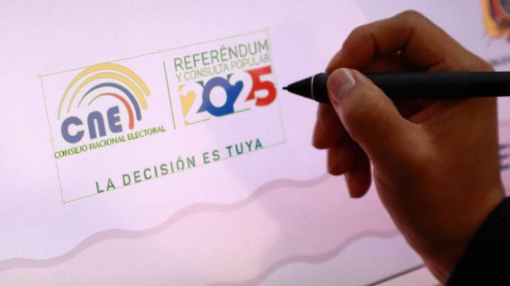 Ecuador somete a referéndum la aprobación de una nueva Constitución y la presencia de bases militares extranjeras