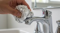 Pasar papel aluminio por la grifería del baño: para qué sirve y qué beneficios tiene