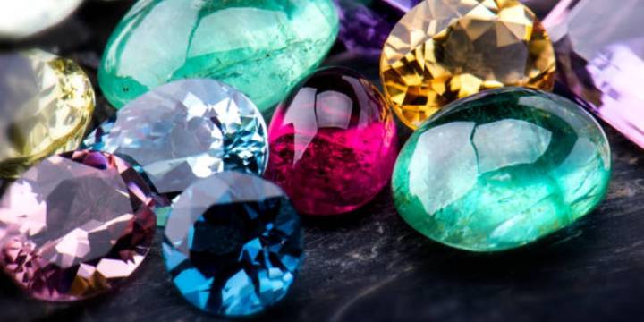 Usa esta poderosa mezcla para limpiar tus piedras preciosas y devolverles su brillo