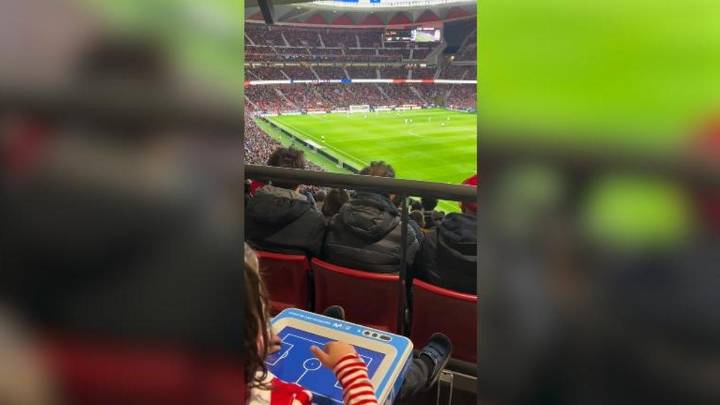 El conmovedor momento de Romeo, un niño con discapacidad visual, "viendo" el fútbol gracias a una tablet háptica