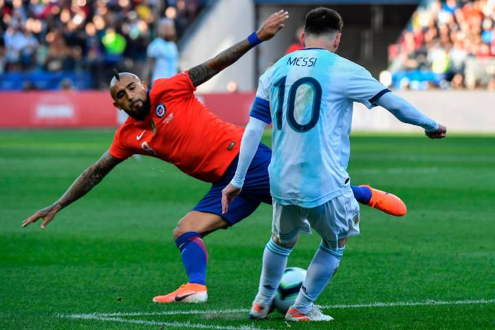 Arturo Vidal armó su ranking con leyendas del fútbol que usaron la “10”: el top 3 provocará debate