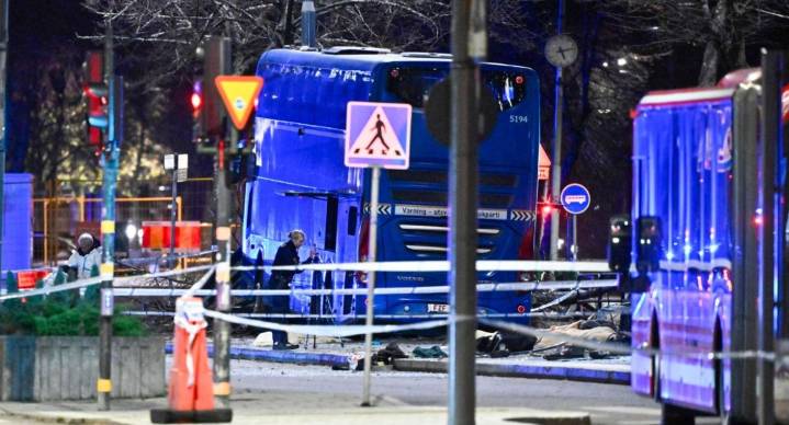 Autobús embiste a varias personas en Suecia; reportan heridos y muertos